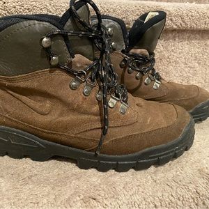 Nike ACG Hiking boots men’s size 9